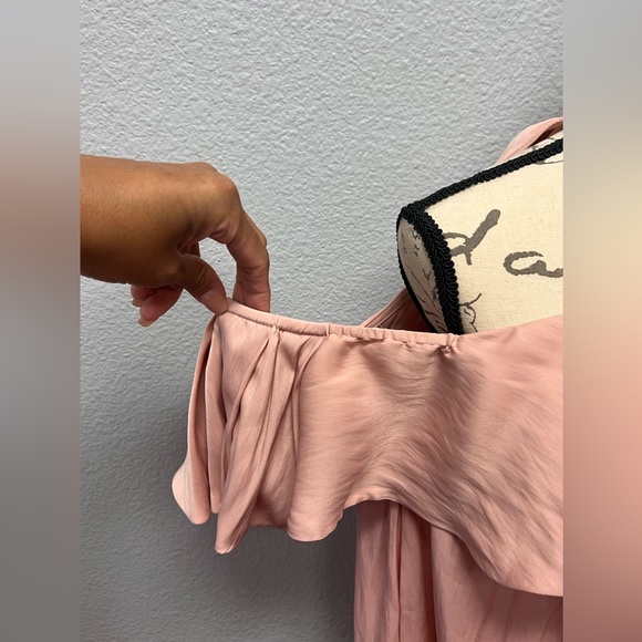 Luxe Deluxe NWT Look Twice Cold Shoulder Ruffle Top in Blush Size 2 - Picture 4 of 12